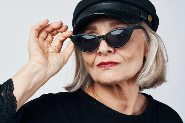 Anciana de moda con gafas de sol posando de cerca — Foto de Stock