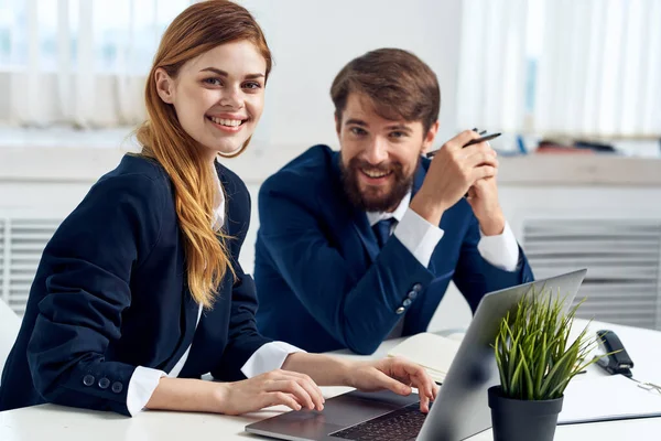 Geschäftsmann und Frau reden am Tisch vor Laptop-Bürotechnik — Stockfoto