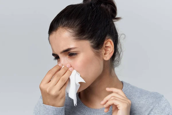 Erkältete Frau laufende Nase Gesundheit Probleme Behandlung Infektion — Stockfoto