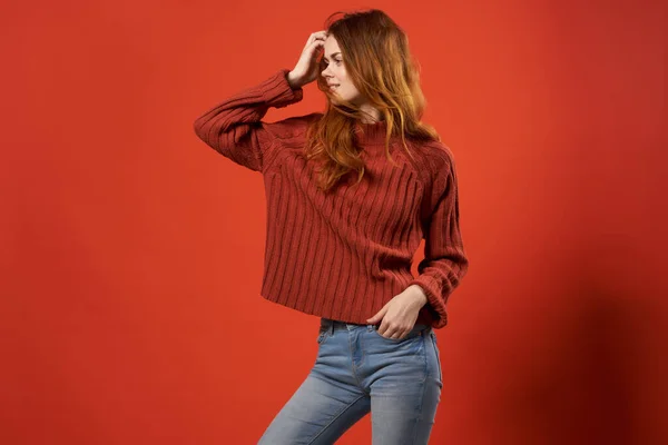 Kvinna i röd tröja mode poserar lyx glamour modell — Stockfoto