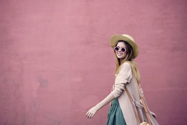 女性の街歩く楽しいファッション新鮮な空気ピンクの壁ライフスタイル — ストック写真