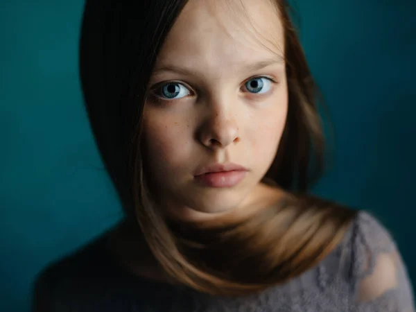 Bonito menina emoções depressão verde fundo — Fotografia de Stock