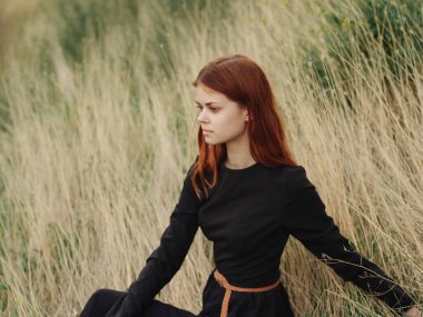 Kadın dışarıda özgürce eğleniyor.