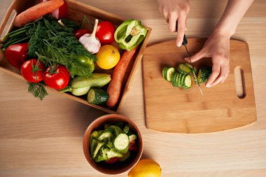 Sebze doğramak salatalık taze vitamin yiyeceği