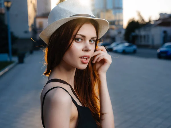 Hübsche Frau mit Hut im Freien Sommergefühle — Stockfoto