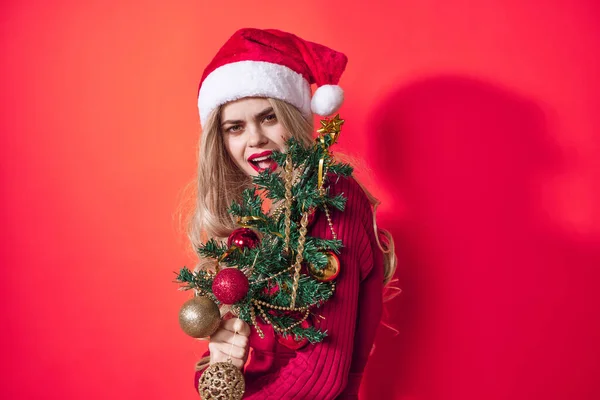 Emotivní žena vánoční stromeček hračky dekorace tradice životní styl — Stock fotografie