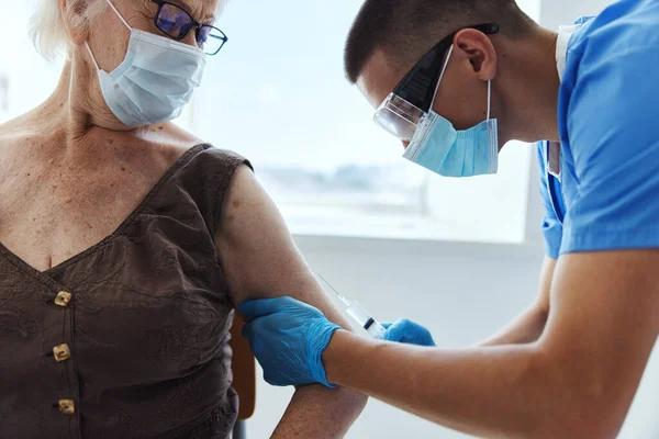 Man läkare som ger en injektion covid-19 pass pandemisk coronavirus — Stockfoto