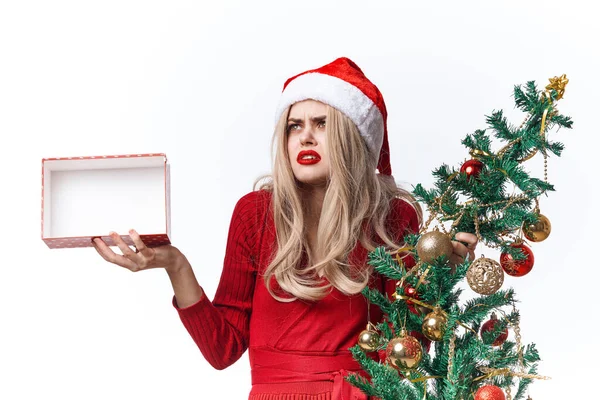 Žena s vánoční stromeček v ruce dárky vánoční prázdniny emoce — Stock fotografie