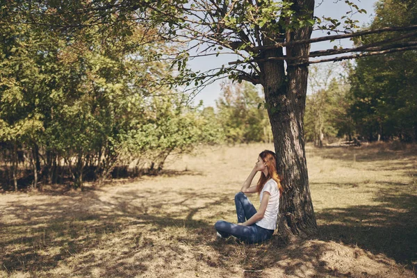 木の性質によって屋外で美しい女性ライフスタイルの夏 — ストック写真