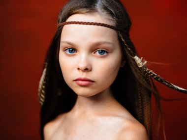 Etnik saç stili yerli Amerikan Apaçi kırmızısı arka planı olan bir kız.