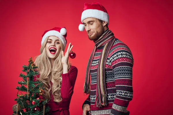 Ein Mann und eine Frau in Neujahrskleidung Weihnachtsdekoration Feiertag — Stockfoto
