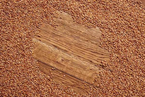 Besprenkelde granen op een houten tafel bovenaanzicht keuken gezond voedsel — Stockfoto