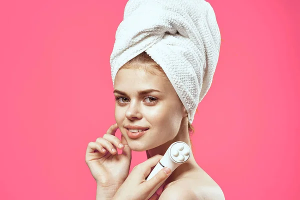 Frau mit Handtuch auf dem Kopf Massage in den Händen reinigen die Haut Gesundheit — Stockfoto