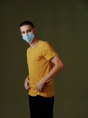 Omzunda yapıştırıcı olan tıbbi maskeli bir adam pasaport covid-19.