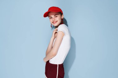 Yazlık giysiler içinde neşeli bir kız. Kozmetik moda dekorasyonu.