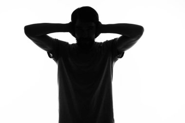 Gizli stüdyoda poz veren bir adam.