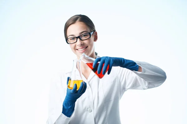 Veselá žena v bílém kabátu analýzy chemie experimenty — Stock fotografie