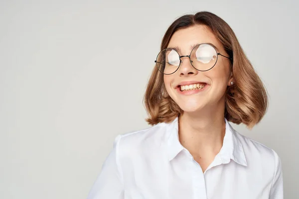 Zakelijke vrouw in wit shirt dragen bril kantoor professional — Stockfoto