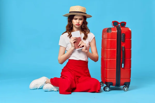 有红色手提箱和护照的女人 高质量的照片 — 图库照片