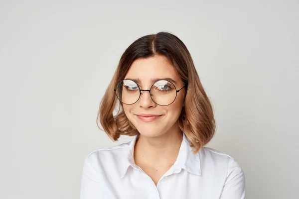Emotionell affärskvinna i vit skjorta runda glasögon på nära håll — Stockfoto