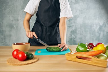 Evde kadın yemeği pişir vejetaryen yemek kesme tahtası