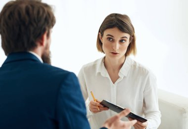 Hasta sorunlarıyla erkek psikolog iletişimi Profesyonel terapi