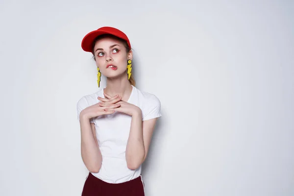 Bella donna berretto rosso orecchini gioielli trucco moda estiva — Foto Stock