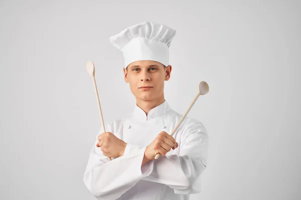 Cuoco con utensili da cucina lavoro professionale in un ristorante — Foto Stock