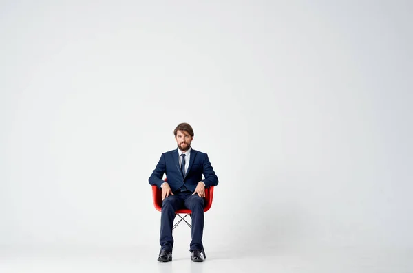 Homme d'affaires en costume assis sur des chaises rouges gestionnaire travail de bureau — Photo