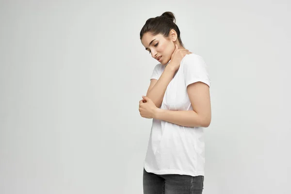 Woman in white t-shirt health problems medicine treatment — Stock Photo, Image