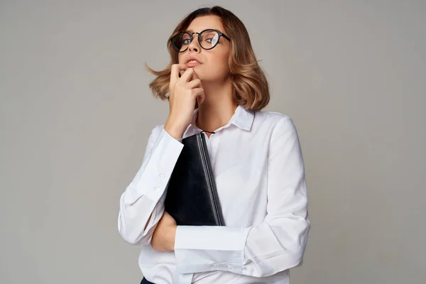 Mulher emocional na camisa gerente documentos de trabalho fundo isolado — Fotografia de Stock