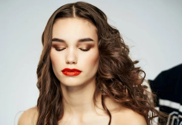 Belle femme maquillage lumineux lèvres rouges glamour — Photo