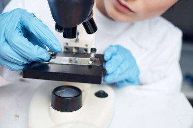 Laboratuvar mikroskobu araştırma tanı bilimi kapanıyor.