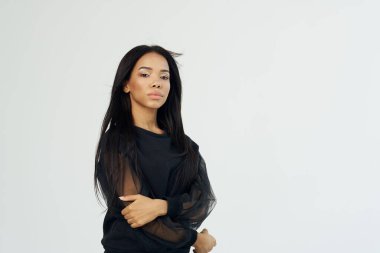 Güzel Afrikalı kadın. Koyu renk gömlek kozmetik.