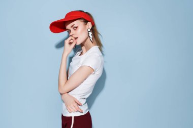 Kadın kırmızı şapkası. Yaz kıyafetleri modern moda.
