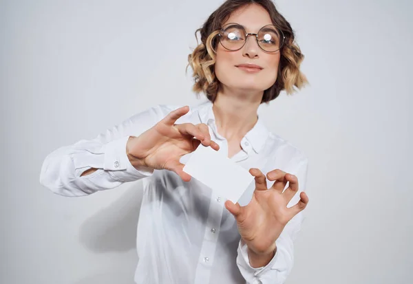 Geschäftsfrau mit Brille kopiert Raumfahrt-Werbung — Stockfoto