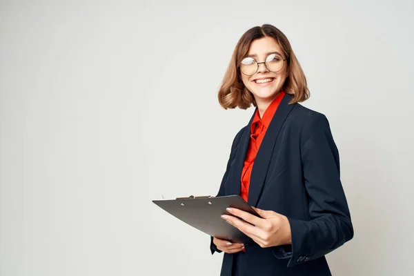Duygusal iş kadını takım elbise klasöründe gazete yöneticisi ofis lambası arka planında — Stok fotoğraf