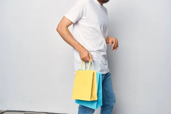 Hombre con bolsas de color sólido moda compras estilo de vida — Foto de Stock