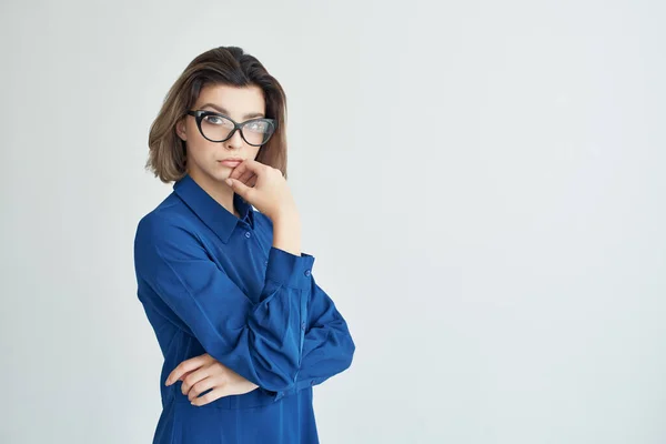 Donna in camicia blu indossando occhiali vista ritagliata stile elegante — Foto Stock