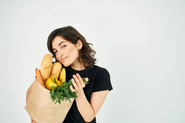 Alegre morena comida bolsa saludable comida supermercado —  Fotos de Stock