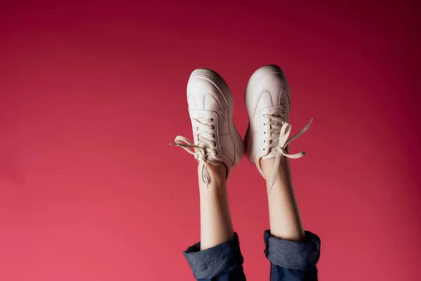 Invertierte weibliche Beine Turnschuhe Mode abgeschnitten Ansicht — Stockfoto