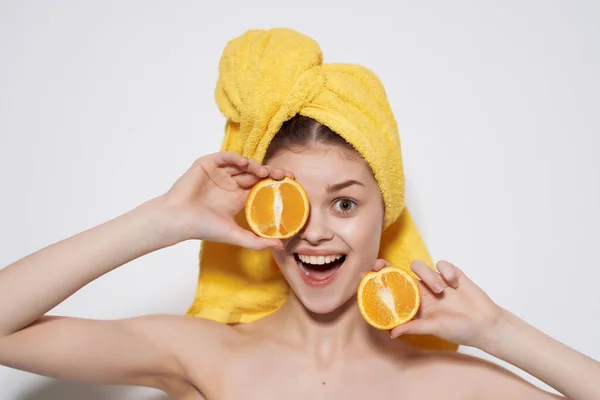 Frau mit gelbem Handtuch auf dem Kopf Orangen Früchte saubere Haut — Stockfoto