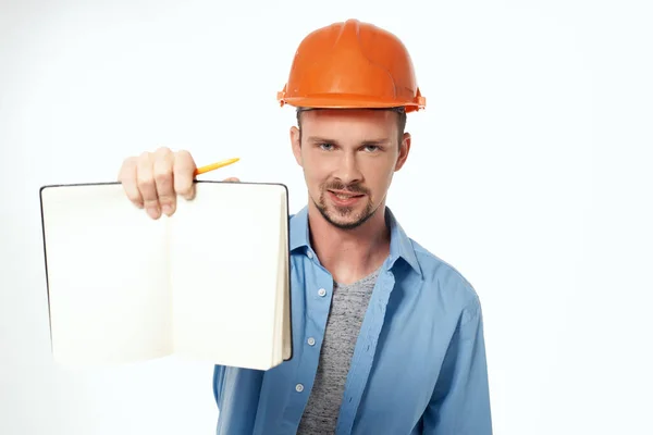 Homem em forma de trabalho construção trabalho isolado fundo — Fotografia de Stock