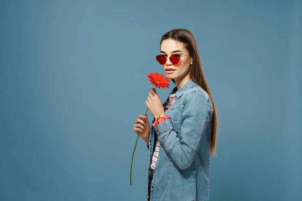 Mooi Brunette Dragen Zonnebril Met Rode Bloem — Stockfoto