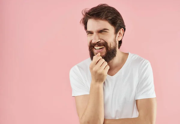 Hombre Barbudo Una Camiseta Blanca Con Feliz Expresión Facial Cerca —  Fotos de Stock