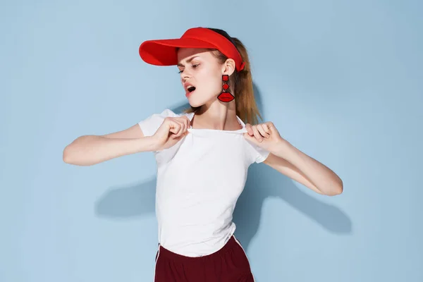 Attraente Donna Abiti Estivi Cappello Rosso Posa Sfondo Blu Foto — Foto Stock