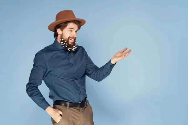 Atractivo Hombre Usando Sombrero Con Barba Con Flores — Foto de Stock