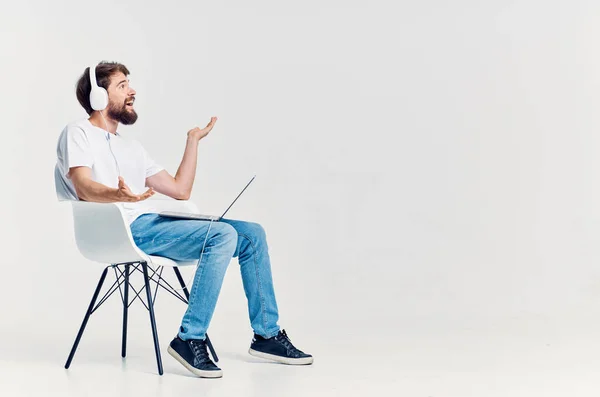 Jeune Homme Écoutant Musique Avec Des Écouteurs — Photo