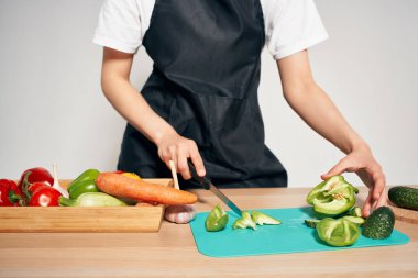 Mutfakta taze sebzeler dilimleniyor.