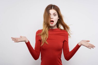 Neşeli kadın el hareketi eğlenceli Kırmızı dudak lüks stüdyosu pozu